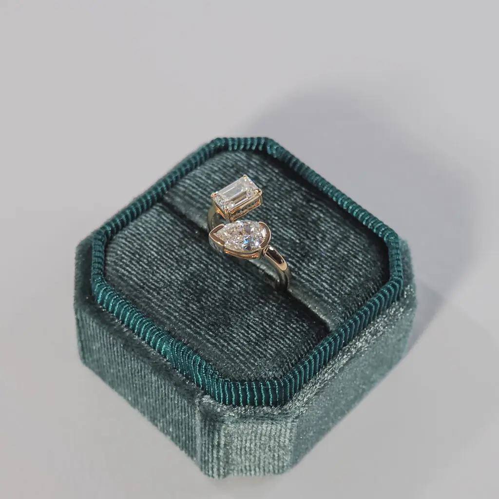 Ellie - toi et moi, pear and emerald cut