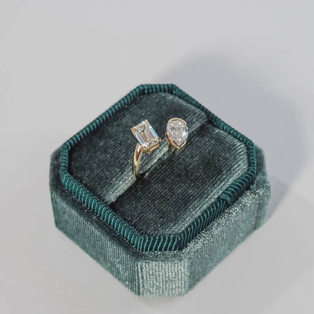 Ellie - toi et moi, pear and emerald cut