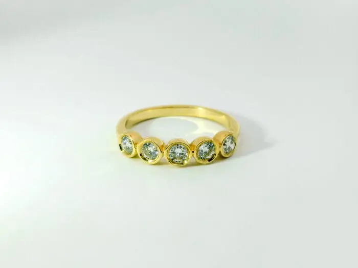 Cinq five stone bezel